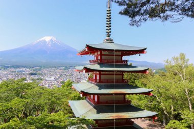 Yaz aylarında Chureito Pagoda ile Fuji Dağı, Fujiyoshida, Japonya