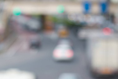 Yol üzerinde araba ile soyut bulanık arka plan, kavramı trafik taşıma arka plan.