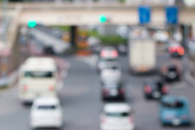 Yol üzerinde araba ile soyut bulanık arka plan, kavramı trafik taşıma arka plan.