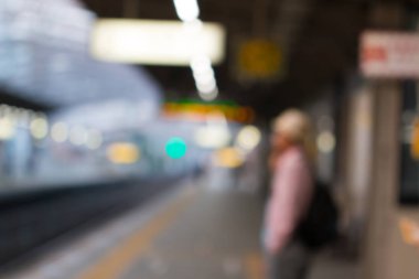 Tren istasyonunun bulanık soyut arka planı, konsept taşıma arka planı.