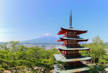 Yaz aylarında Chureito Pagoda ile Fuji Dağı, Fujiyoshida, Japonya