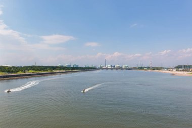 Deniz ve gökyüzünde jet ski ile limanda sanayi Peyzaj.