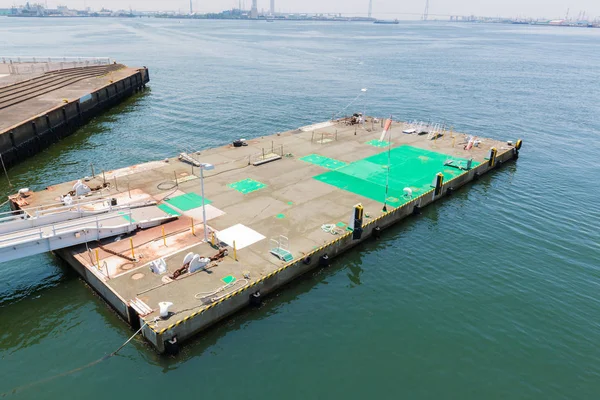 Bir iskele yanında bir tekne getirmek boş bir yer.