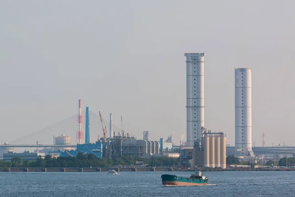 海と空の港での産業の風景 — ストック写真