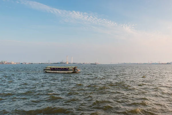 昼間の海上の旅客フェリーボートの風景 — ストック写真