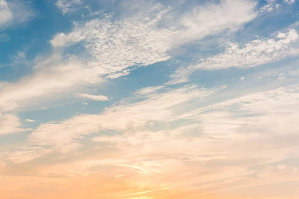 Céu Por Sol Com Nuvens Brancas Céu Brilhante Fundo Azul — Fotografia de Stock