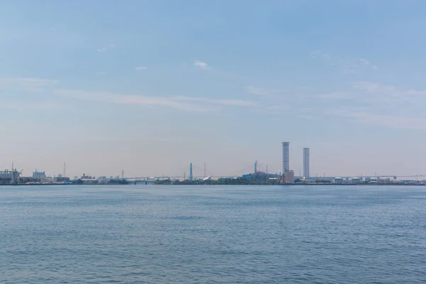 海と空の背景を持つ港湾産業の風景 — ストック写真