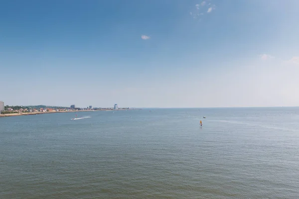 明るい空の青い背景を持つ美しい海景 — ストック写真