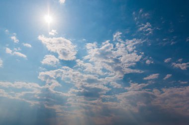 Beyaz bulutlar ve parlak gökyüzü mavi arka plan ile gökyüzü güneş ışığı.