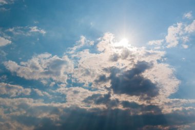 Beyaz bulutlar ve parlak gökyüzü mavi arka plan ile gökyüzü güneş ışığı.