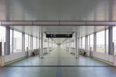 Uluslararası havaalanı terminalinde uzun yatay yürüyen merdivenli boş geçit