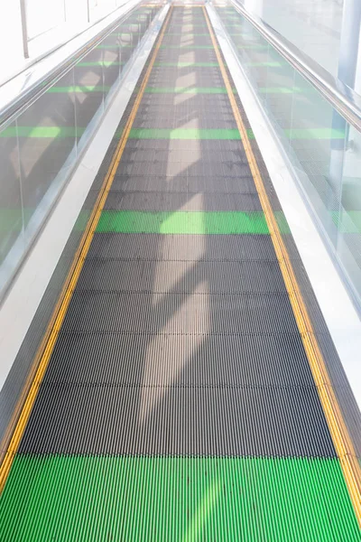 Larga Pasarela Escaleras Mecánicas Terminal Del Aeropuerto Internacional — Foto de Stock