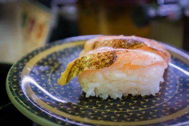 Restoranda disk plaka üzerinde wasabi ile Suşi balık ikiz.