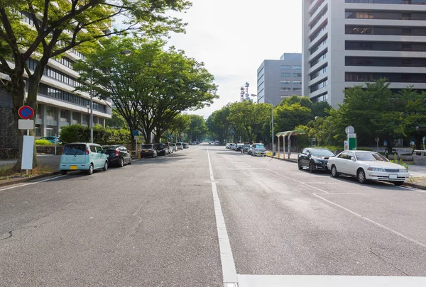 Estrada Urbana Vazia Com Carros Estacionados Lado Rua — Fotografia de Stock