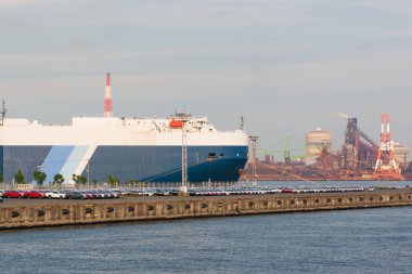 Endüstri sahnesi arka planı. Limanda sanayi Peyzaj. İş endüstrileri ve gemi ile ulaşım. Kargo endüstrisi arka plan. Genel kargo gemisi