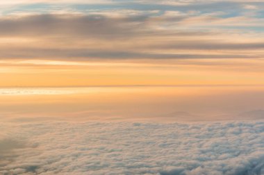 Japonya'nın Fuji Dağı'nın tepesinden görülen güzel gün doğumu. Sabah ışığı goraiko denir, 