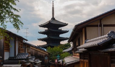 Higashiyama retro köy, Kyoto eski sokakları, arka plan sahnesinde Yasaka pagoda ile.