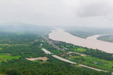 Wat Pha tak Suea 'da Skywalk 'tan gün ışığından güzel manzara.