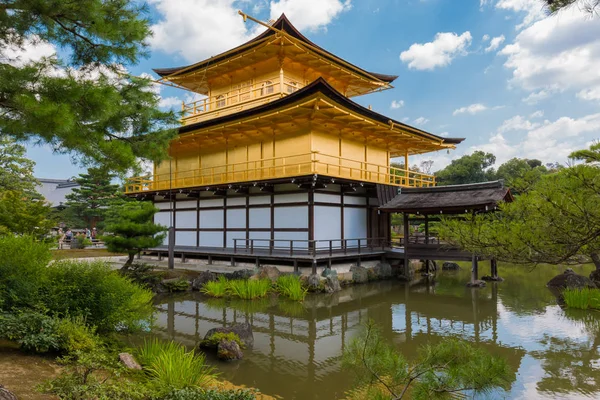 Kinkaku-ji (Altın Köşk Tapınağı) Kyoto, Japonya'da zen budist tapınağı. Japonya'da tarihi bir dönüm noktası. Güzel mimari bina peyzaj.