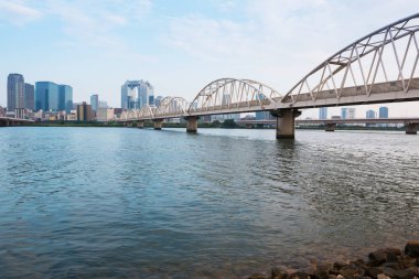 Yodogawa Nehri 'nin karşısındaki Umeda 'da Osaka kentinin peyzaj görünümü.