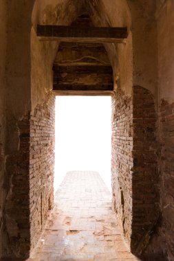 Beyaz boşluk ile antika kemerli pencere.