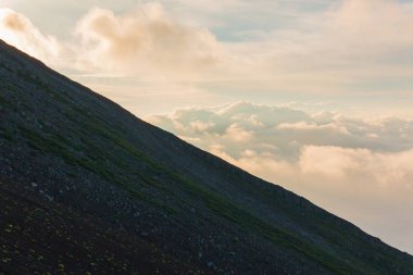 Fuji Dağı'ndan bulutlu gökyüzü manzarası ile güzel manzara, Japonya.