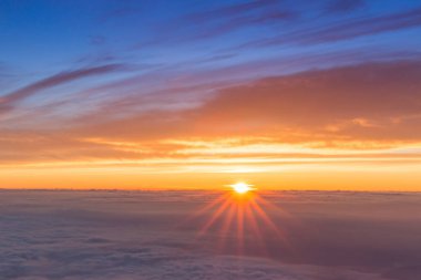 Japonya'nın Fuji Dağı'nın tepesinden görülen güzel gün doğumu. Sabah ışığı goraiko denir, 