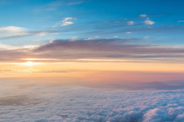 Japonya'nın Fuji Dağı'nın tepesinden görülen güzel gün doğumu. Sabah ışığı goraiko denir, 
