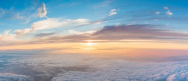 Japonya'nın Fuji Dağı'nın tepesinden görülen güzel gün doğumu. Sabah ışığı goraiko denir, 