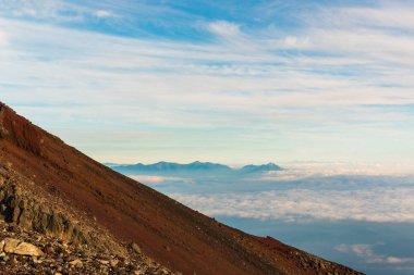 Fuji Dağı'ndan bulutlu gökyüzü manzarası ile güzel manzara, Japonya.