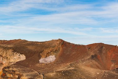 Fuji Dağı' nda tırmanma rotasındaki zirve kraterine yakın arazi, japonya'nın en yüksek zirvesi olan ve dünyaya tırmanacak en popüler dağlardan biri olan Fuji Dağı' nda.
