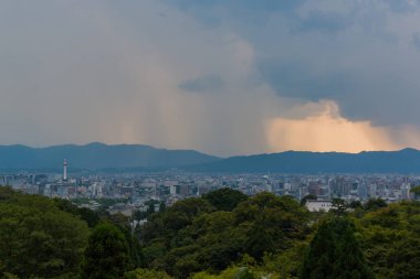Kyoto City yaz aylarında alacakaranlıkta dramatik gökyüzü ile. Kiyomizu Tapınağı'ndan görünüm.