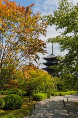 Kyoto, Japonya'da bulunan Toji tapınağı. Toji tapınağı Kyoto, Japonya'da Shingon mezhebinin bir Budist tapınağıdır..
