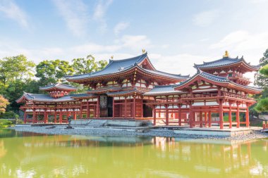 Byodo-in (Phoenix Hall), Japonya'nın Kyoto ilinin Uji şehrinde, Heian döneminde inşa edilmiş bir Budist tapınağıdır. Jodo-shu ve Tendai-shu mezheplerinin bir tapınağıdır..