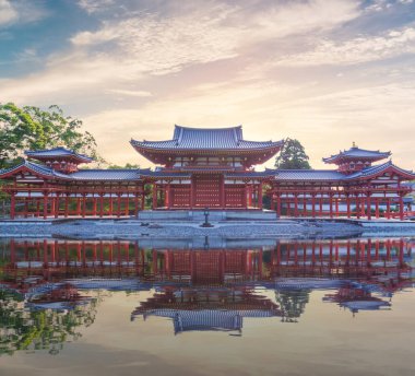 Byodo-in (Phoenix Hall), Japonya'nın Kyoto ilinin Uji şehrinde, Heian döneminde inşa edilmiş bir Budist tapınağıdır. Jodo-shu ve Tendai-shu mezheplerinin bir tapınağıdır..