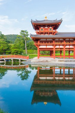 Byodo-in (Phoenix Hall), Japonya'nın Kyoto ilinin Uji şehrinde, Heian döneminde inşa edilmiş bir Budist tapınağıdır. Jodo-shu ve Tendai-shu mezheplerinin bir tapınağıdır..