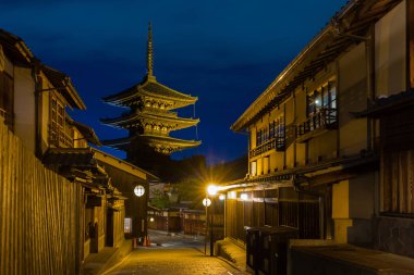 Higashiyama Retro köy, Kyoto eski sokakları, alacakaranlık zaman Yasaka Pagoda ile.