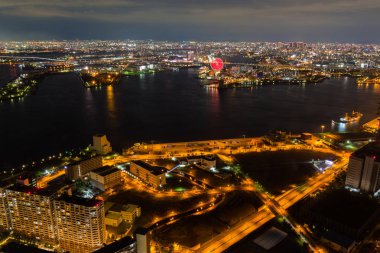 Osaka, Japonya 'da Osaka Körfezi 'nin güzel gece manzarası. Cosmo kule görünümü.