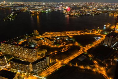 Osaka, Japonya 'da Osaka Körfezi 'nin güzel gece manzarası. Cosmo kule görünümü.