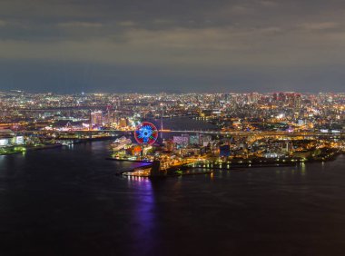 Osaka, Japonya 'da Osaka Körfezi 'nin güzel gece manzarası. Cosmo kule görünümü.