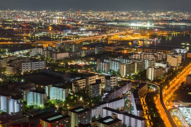 Osaka, Japonya 'da Osaka Cityscape güzel gece görünümü. Cosmo kule görünümü.