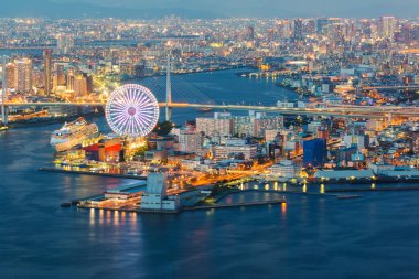 Osaka, Japonya 'da Osaka Körfezi 'nin güzel gece manzarası. Cosmo kule görünümü.