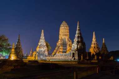 Ayutthaya tarihi Parkı Ayutthaya eski şehir harabeleri, Wat Chaiwatthanaram kapsar. Phra Nakhon Si Ayutthaya Province, Tayland. Gece peyzaj.