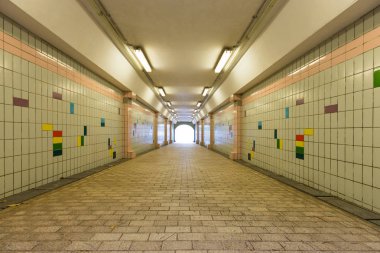 Yolun altından geçen yaya geçidi. yeraltı geçidi. umut kavramı, ya da ahiret. ölümden sonra, sonraki dünya