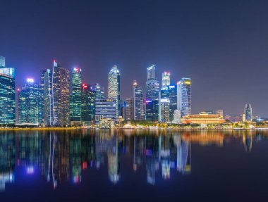 Singapur manzarası cityscape görünümü. Singapur iş bölgesine, alacakaranlık gökyüzü ve güzel gece için marina bay göster.
