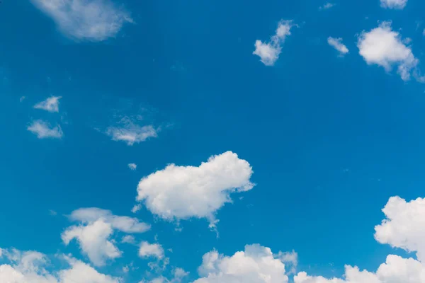 明るい空色の背景 空の白い雲が美しい日光の下で 背景に使用することができます — ストック写真