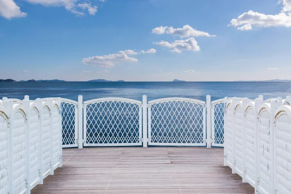 Balcón Blanco Con Perspectiva Suelo Madera Sobre Fondo Natural —  Fotos de Stock