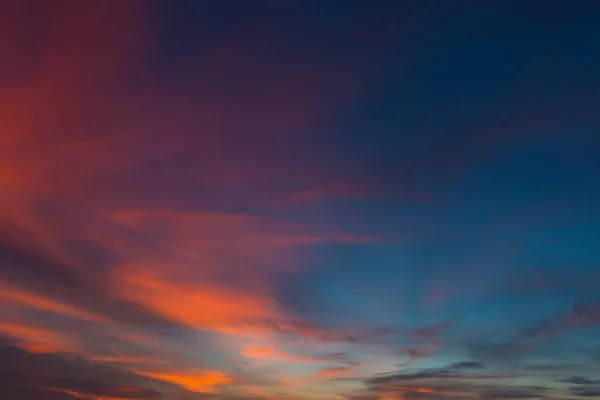 Céu Por Sol Com Nuvens Céu Brilhante Fundo Azul — Fotografia de Stock