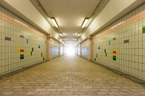 Luz Final Del Túnel Cruce Peatonal Bajo Carretera Paso Subterráneo — Foto de Stock