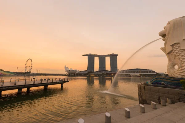シンガポールの街並み シンガポールの日の出時のビジネス地区とマリーナベイのスカイラインの眺め — ストック写真
